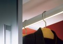 Zářivkové svítidlo ve skříni není luxusem, ale příjemným doplňkem, který umožňuje vybírat oděvy i ve ztížených světelných podmínkách nebo bez nutnosti svítit hlavním světlem (HETTICH).